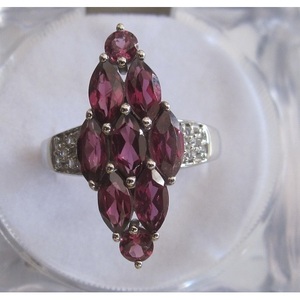 Anillo de Diamantes y Granates con Banda de Oro, Elegante Pieza de Joyería - Product Image 1