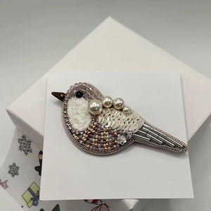 Broches en perles faites à la main, couleur personnalisée, style antique/traditionnel/moderne, haute qualité, design unique, cadeau de fête prénatale - Product Image 1