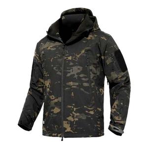 Veste de chasse avancée avec des caractéristiques imperméables et coupe-vent et un imprimé camouflage durable conçu pour une utilisation tout-terrain - Product Image 3