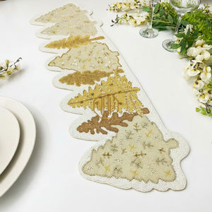 Chemin de table brodé à la main avec des perles, motif floral personnalisé, style moderne pour le marché américain - Product Image 1