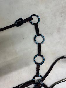 Ensemble de sellerie en cuir occidental pour chevaux, pour le barrel racing, le roping et l'équitation en randonnée, disponible au prix d'usine - Product Image 3