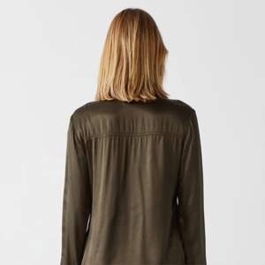 Chemise en satin à manches longues pour femmes-Matériau brillant et confortable, parfait pour les événements formels et les occasions spéciales - Product Image 4