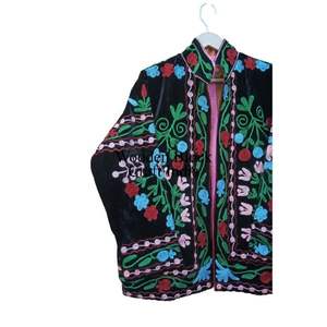 Veste courte matelassée en velours de coton respirant pour femme, en tricot brodé Suzani, très vendue - Product Image 2