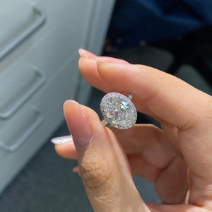 Bague ovale sertie de diamants IGI certifiés par le laboratoire (4,70 carats) - DEF VVS-VS - Product Image 3