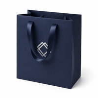 Sac cadeau en papier à fond carré personnalisé avec poignées en ruban pour l'emballage de flacons de parfum, de sérums de soin et de montres
