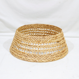 ขาตั้งต้นคริสต์มาสแบบเปิดลายฉลุ ทำจากหวายแท้คุณภาพสูง เป็นมิตรกับสิ่งแวดล้อม งานแฮนด์เมดจากอาร์เท็กซ์ ตงทาป - Product Image 1