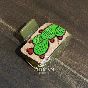 Nouveau design élégant de Cactus Mini pince à cheveux en cuir gravé Logo personnalisé accessoires de cheveux élégants de luxe pour un usage quotidien des femmes - Product Image 1