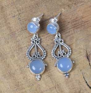 Boucles d'oreilles clous en argent sterling et or, calcédoine bleue, design unique, bijoux en pierres précieuses, pierre de naissance d'août, cadeau de fête pour femme - Product Image 1