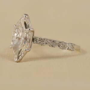 แหวนหมั้นเพชรเลี้ยงในห้องปฏิบัติการทรงมาร์คีส์ - ดีไซน์หรูหราและยั่งยืน - Product Image 2