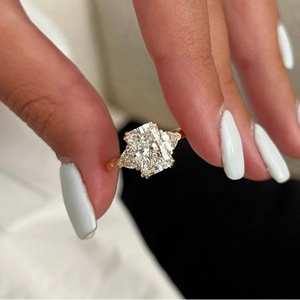 Anillo de tres piedras con diamante cultivado en laboratorio de corte radiante de 2.02 quilates, oro sólido de 14 quilates, joyería fina de primera calidad para regalo de boda o promesa para novias. - Product Image 1