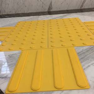 แผ่นปูพื้นสัมผัสสำหรับผู้พิการ ขนาด 30x60 ซม. ทำจาก PVC และทองเหลือง สำหรับพื้นผิวและสัญลักษณ์บอกทาง - กว้าง 60 ซม. - Product Image 2