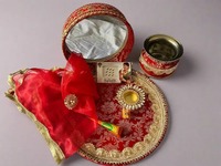 Travail de brocart décoratif Karwa Chauth Thali, Punjabi indien se marie nouvellement mariée Karwa Chauth Thali, premier plateau karwa Chauth