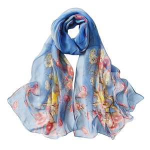 Foulards imprimés doux et confortables avec des motifs classiques et modernes conçus pour des looks de tous les jours élégants et décontractés - Product Image 3