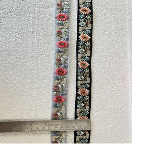 Lacets brodés à la machine en tissu sur mesure dans des motifs floraux en deux couleurs pour robes de mariée et vêtements pour la revente. - Product Image 1