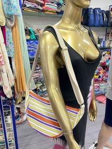 Grands sacs à fermeture éclair en nylon recyclé écologique Sacs à linge réutilisables en plastique durable Modèle de sac tissé en PP Impression offset - Product Image 3