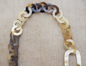 Collar de Lujo Hecho a Mano con Cuerno de Búfalo, Joyería Natural y Sostenible para Mujer, Alta Calidad - Product Image 4