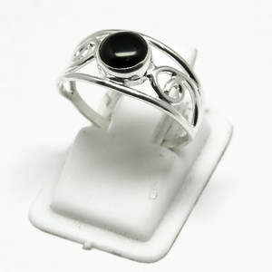 Anillos de Plata de Ley con Bisel de Piedra de Ónix Negro en Forma Redonda, Estilo Bohemia Cristiana, de Shri Ashapura Jewels - Product Image 2