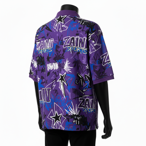 Camiseta polo para hombre de algodón y poliéster piqué premium de 200 GSM, color morado, con estampado gráfico sublimado en toda la prenda y logotipo personalizado. - Product Image 5