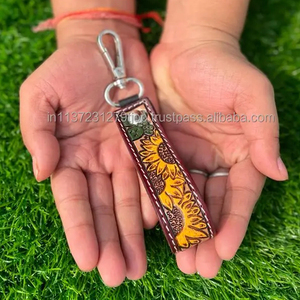 พวงกุญแจหนังนูนลายดอกไม้ที่มีสไตล์อุปกรณ์โลหะที่แกะสลักด้วยมือพร้อมพวงกุญแจน่ารัก - Product Image 2