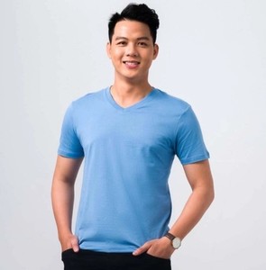 เสื้อยืดคอวีสำหรับผู้ชายและผู้หญิงผ้าคอตตอน100% ใส่สบายสีล้วนว่างเปล่าต้านจุลชีพใส่สบายจากผู้ผลิตในเวียดนาม - Product Image 3