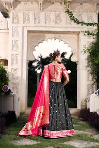 Vêtements de mariage Jacquard en soie avec tissage Zari Lehenga Choli Fabricant et fournisseur de l'Inde au taux le plus bas - Product Image 5