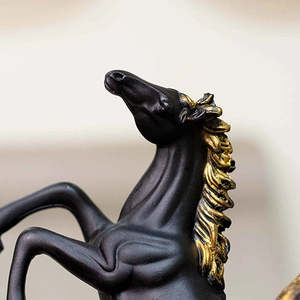 Estatua de Caballo Negro Duo, Material de Resina, Diseño Feng Shui, Acabado Brillante y Duradero, Decoración de Mesa para Interiores - Product Image 4
