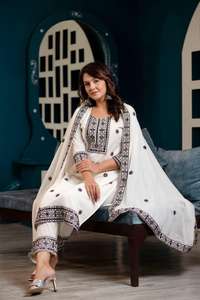 Femmes Indiennes Mode Casual Wear Coton Kutch Broderie Longue Kurta Avec Miroir Travail Avec Palazzo Et Gota Dentelle Bordure Dupatta - Product Image 3