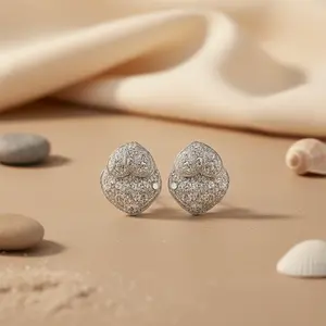 Boucles d'oreilles clous tendance pour femme en argent, avec cristaux scintillants, motif ailes religieuses, en laiton rhodié, ornées de zircon, de perles et de diamants - Product Image 3