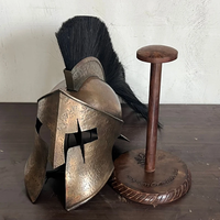 Casque d'armure métallique de luxe au design tendance, forgé pour les reconstitutions historiques, avec une construction robuste et un look de guerrier authentique