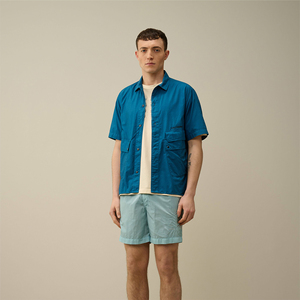 กางเกงขาสั้นผู้ชายสีฟ้าอ่อน 100% โพลีเอสเตอร์ สไตล์ไฮสตรีท เนื้อผ้าเป็นมิตรกับสิ่งแวดล้อม เหมาะสำหรับฤดูร้อน เอวยางยืด มีกระเป๋าข้าง สวมใส่สบาย ไม่ยับง่าย - Product Image 1