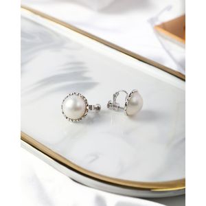 Boucles d'oreilles clous en perle blanche avec alliage plaqué rhodium et zircon - Product Image 2