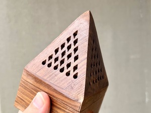 Brûleur d'encens en bois en forme de pyramide porte-bâton logo personnalisé brûleur de parfum en bois brûleur d'encens à cône de charbon de bois - Product Image 6