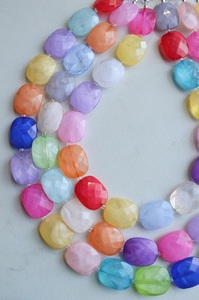 Collar de Diseño con Colgante de Resina de Ámbar Multicolor Hecho a Mano, Joyería India para Mujer, Regalo de Diseñadores de Moda, Diseño de Ángel y Amor en Acrílico - Product Image 4