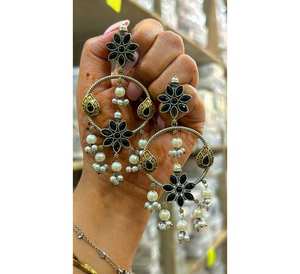 Pendientes de candelabro de moda modernos hechos a mano para mujer, pendientes de doble tono de diseño personalizado con perlas de imitación elegantes chapadas en plata - Product Image 1