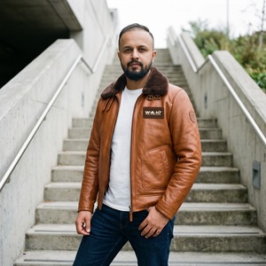 Veste en cuir véritable pour homme, style aviateur, en cuir de mouton, avec patchs en cuir, couleur gingembre bronzé - Product Image 3