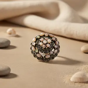 Bague de cocktail tendance plaquée or rose avec incrustation de nacre et de marcassite pour femmes - Product Image 3