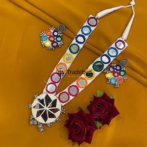 Tradebyd Collier de broderie unique Bijoux faits à la main pour la fête de mariage et la mode de tous les jours - Product Image 1