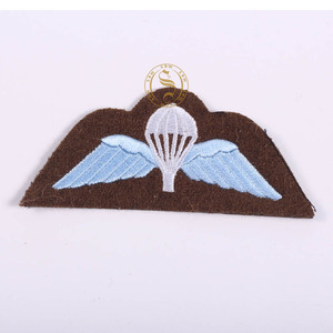 Parches de insignias bordadas personalizadas de alta calidad - Product Image 2
