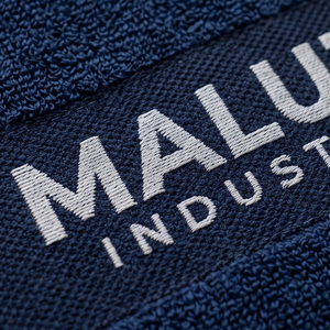 MALUZA INDUSTRIES Serviette de Bain de Luxe Bleue avec Logo Brodé Personnalisé, Serviette de Sport et de Gym à Séchage Rapide, Vente en Gros - Product Image 5