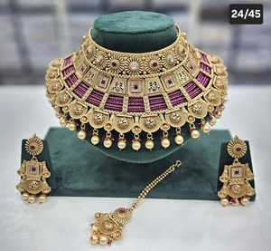 Ensemble de bijoux de mariée classique avec collier ras du cou Boucles d'oreilles Maang Tikka Mélange parfait de l'élégance traditionnelle pour les occasions spéciales - Product Image 2