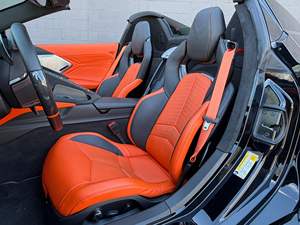 Corvette Z06 Convertible 3LZ 2025 ~4,300 Millas, Motor V8 LT6 de 670 hp, Paquetes de Apariencia Aerodinámica y del Motor en Carbono, Interior Habanero - Product Image 5