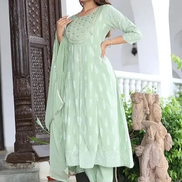 Ultimo nuovo Design di tendenza Rayon stampato Kurta con pantaloni e Dupatta Set per donne lungo taglio medio Kurtis ragazze