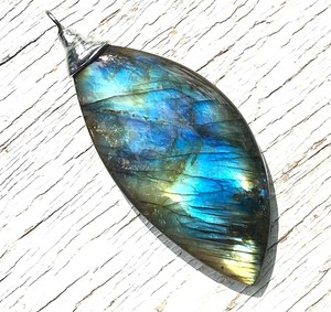 Grand pendentif labradorite style vintage fait à la main pierre naturelle accessoire unisexe superbe bleu flash plaqué or fiançailles - Product Image 1