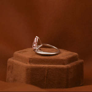 Bague de fiançailles en diamant rose taillé en poire avec poire minuscule et diamant rond cultivé en laboratoire en or massif 14KT - Product Image 2