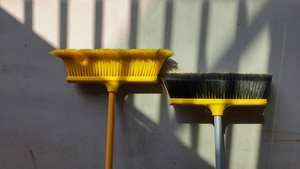 Râteau de nettoyage de gazon de jardin à poils incurvés efficace Balai de jardin Râteau à feuilles Balai à tapis - Product Image 3