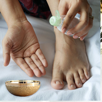 SANIYA HANDICRAFT Masseur de pieds Kansa Vataki avec manche en bois, tête texturée en bronze, écologique, fait main, ergonomique, moderne, ovale haut