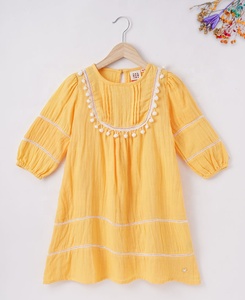 Robe en mousseline de soie jaune pour filles, coupe trapèze, col rond, manches bouffantes, décoration pompon, mini-robe d'été mignonne - Product Image 3