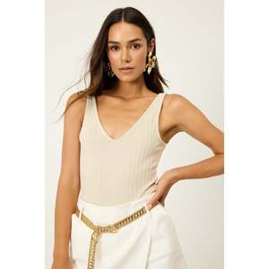 Body Casual Beige con Cuello en V y Logotipo Frontal - Product Image 2