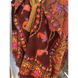 Chal largo térmico de lana bordado con diseño de loto de medianoche para mujer - Product Image 1