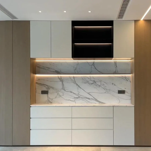 Meuble d'appoint de cuisine sur mesure avec panneaux composites en bois, niche à boissons, vitrine en verre, façades lisses et configuration flexible - Product Image 2
